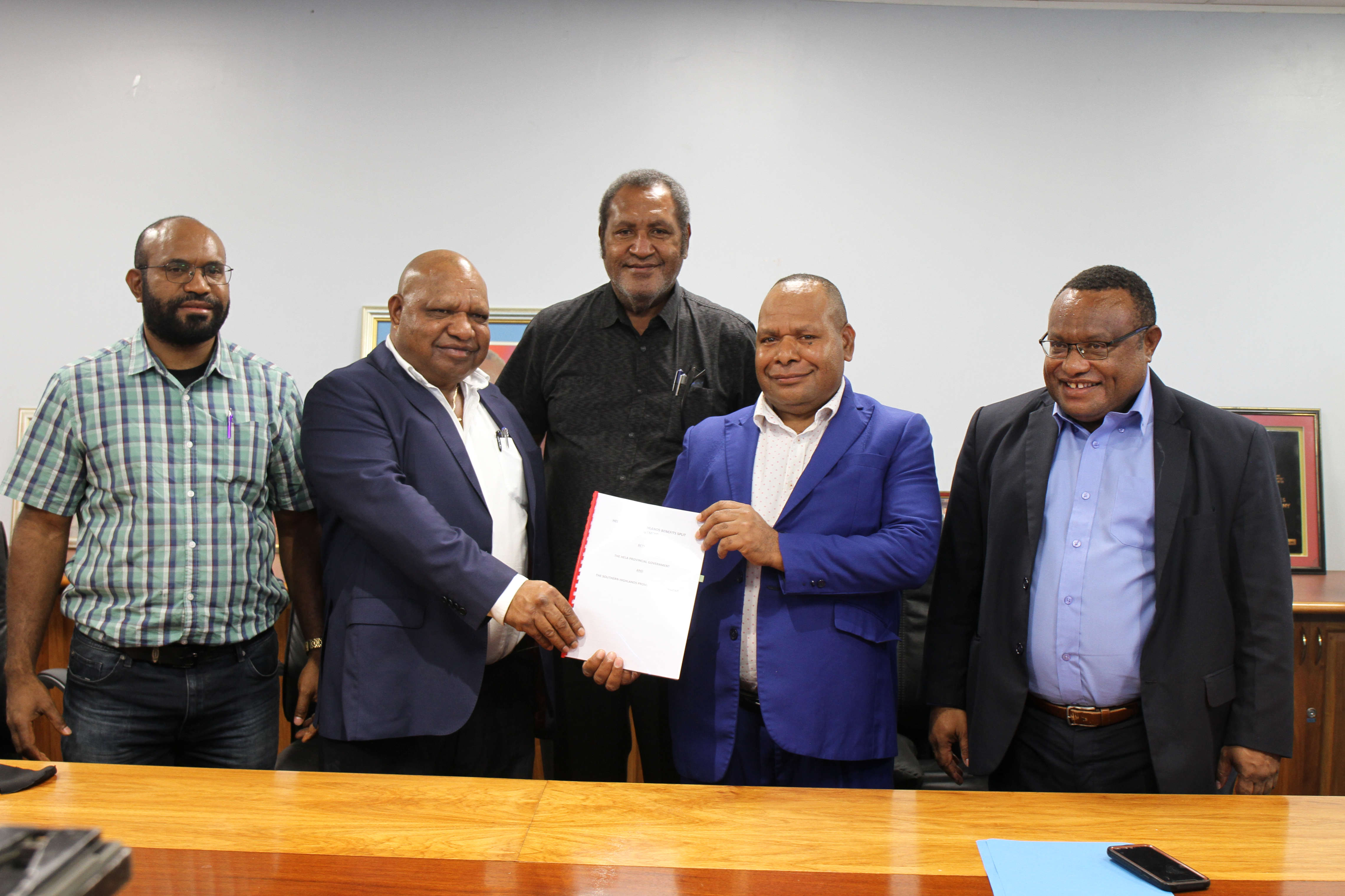 Governors Hon. Philip Undialu (Hela province) and Hon. William Powi (Southern Highlands province) today signed a Memorandum of Agreement that sets out how benefits from the PNG LNG project will be split between the two provincial governments